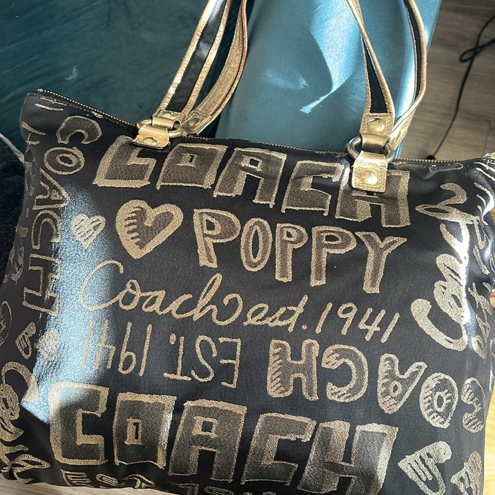 Lost in the 🔥 Coach Poppy Duo Black Story Block Tote and Wristlet - Picture 7 of 13